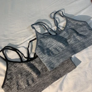 2 st sportbehåar  - En ljusblå och en ljusgrå. (Inte använt), från Intersport