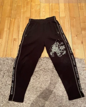 Gorilla wear träningsbyxor  - Gorilla wear träningsbyxor i perfekt skick! Super snygga o sköna att träna i. Köptes för 500kr men passade tyvärr inte. Storlek S/M