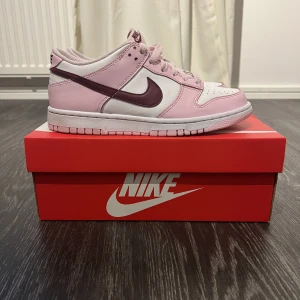 Nike dunk low - Säljer mina Nike Dunk Low Pink Foam i storlek 38,5 med orginallåda! Köpta för 2.999:- Knappt använda, rengöring av dom sker vid köp :) pris kan diskuteras 