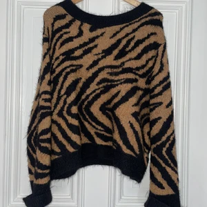 Leopard stickad  - Stickad tröja i leopard