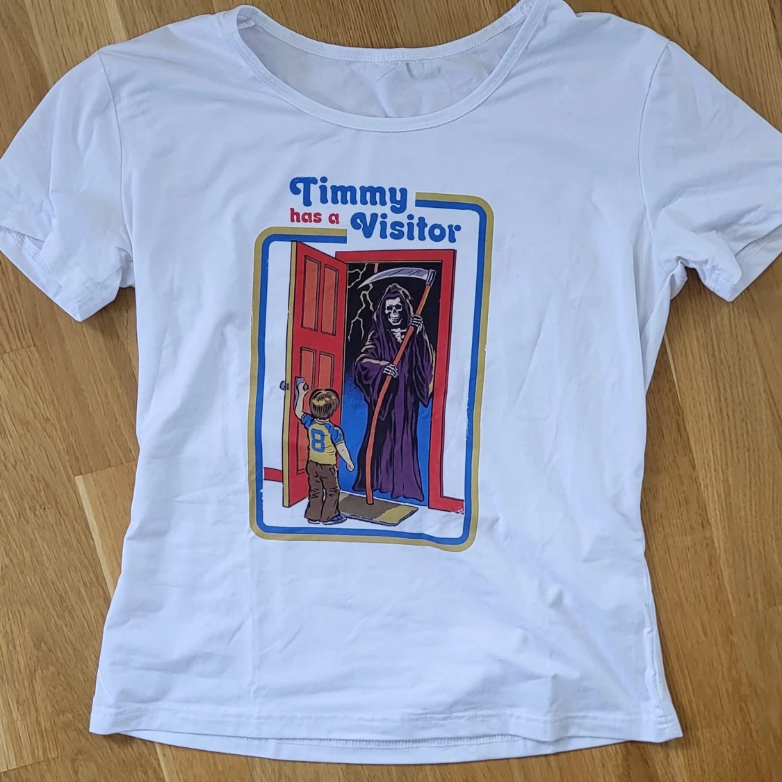 Vit t-shirt med tryck "Tommy has a visitor. - 90