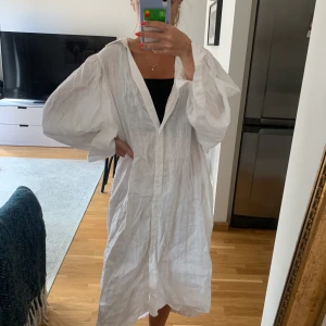 Hm x Johanna Ortiz linneklänning strl M - Superhärlig linneklänning/skjorta från Hm x Johanna Ortiz. Sparsamt använd. Strl M. Tillhörande band finns. 