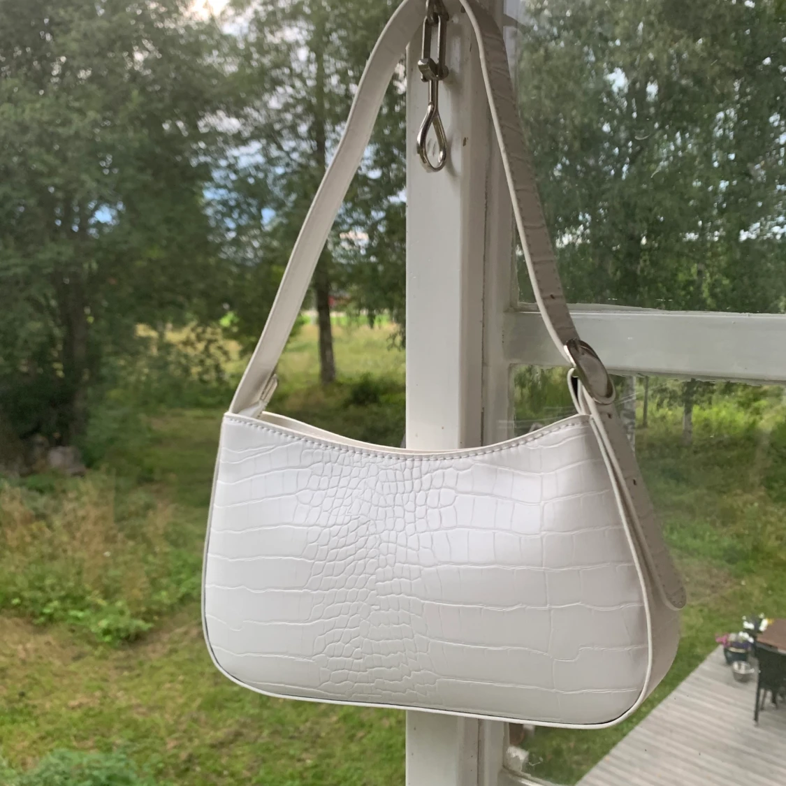Vit Axelväska