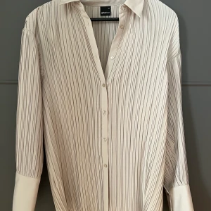 Skjorta  - Säljer skjorta frpn GinaTricot i beige/grå. Använd 1 gång därav säljer jag. Jätte fint skick🤍 Stolek 34 men oversized i stoleken. 