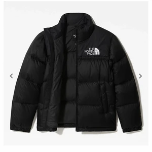 North Face Jacka  - Säljer nu min North Face jacka som jag har varit så nöjd med. Storleken är XS och skicket är väldigt bra. Den köptes för 2 799 kr vintern 2021. Skriv privat för egna bilder! Frakt ingår 