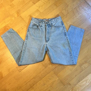 Vintage high waisted blue guess jeans - These jeans are the best, I’ve gotten so many compliments when wearing them. So sad to sell them but they are now to small. 100%cotton!