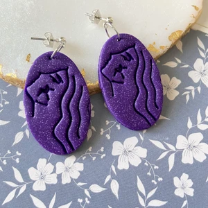 Örhängen av lera  - Handgjorda örhängen av lera. Samfraktar. Kontakta för flera bilder eventuellt video. Storlek ca 4  cm Står ej för postens slarv Kontakta för nickelfri alternativ