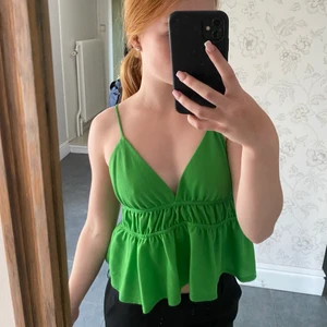 Grön volangtopp  - Populär topp från zara som är slutsåld. Knappt använd så som nyskick! Storlek s men passar xs oxå. Säljer för 120 plus frakt. 
