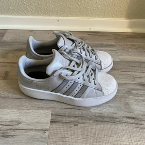 Adidas skor  - Sneakers från adidas i färgen grå. Storlek 38