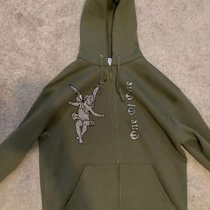 Söker denna zip hoodie från one of one i grön eller svart till ett lagom pris   Storlek small  