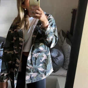 Jacka - Säljer min militärmönstrade jacka. Perfekt till hösten! ‼️Tryck inte på köp direkt!