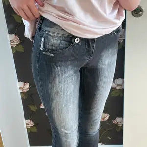 Sparsamt använda, bra skick, ganska låga. Säljer dessa jeans för dom inte används. Dragkedjor vid anklarna.  