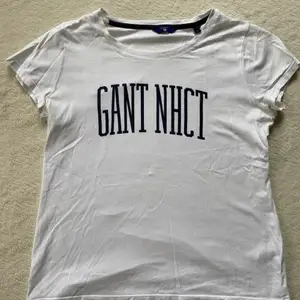 Clean Gant T-shirt som jag har använt mycket, på plagget finns två supersmå hål (bild 3) vid nederkanten av tröjan, syns inte om man inte är på centimeters avstånd💕