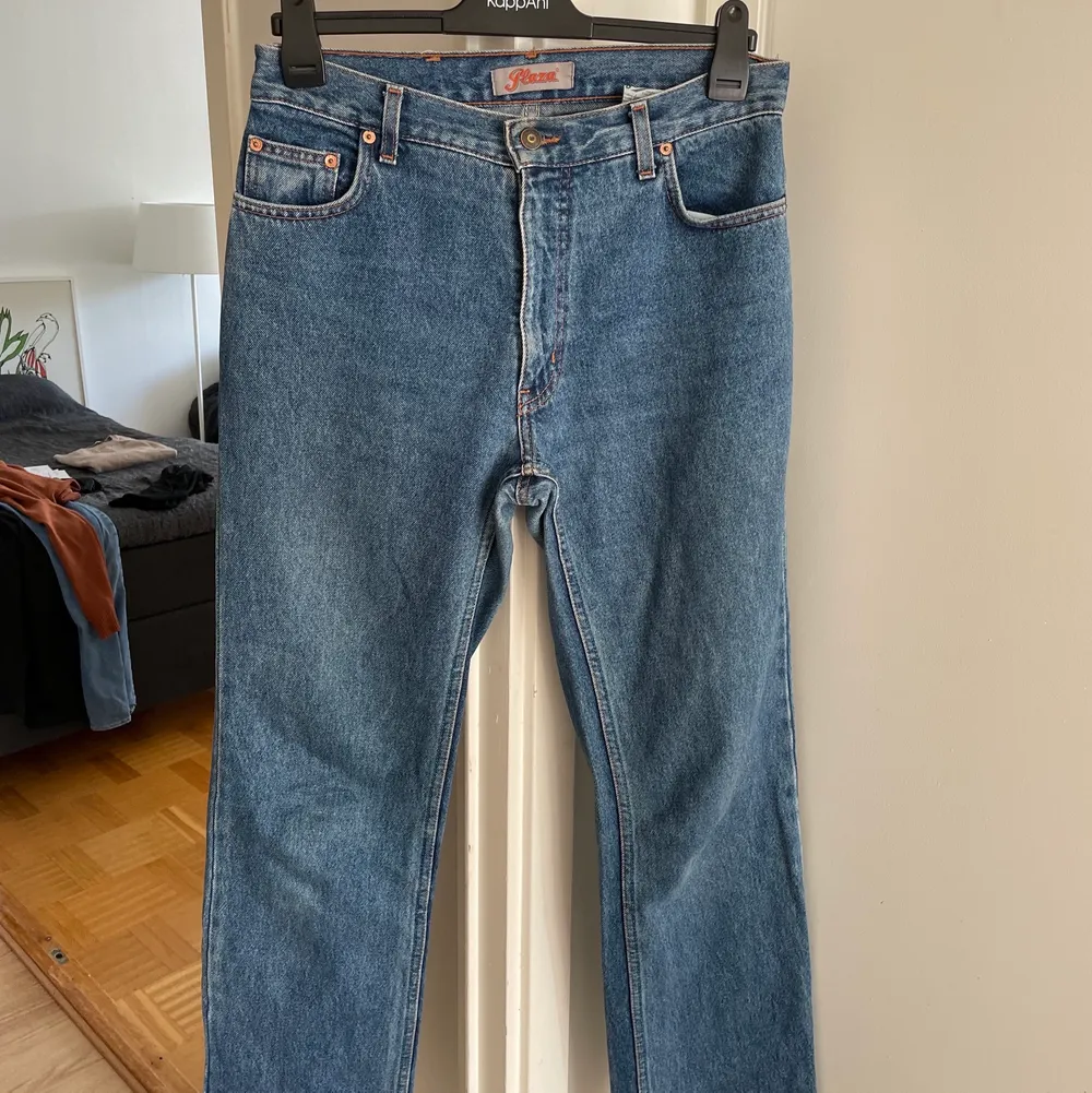 Ett par assnygga raka jeans som tyvärr inte passar längre, men de sitter jättesnyggt på. Är i storlek 32/32 och skulle säga att de passar någon som är S/en mindre M. . Jeans & Byxor.