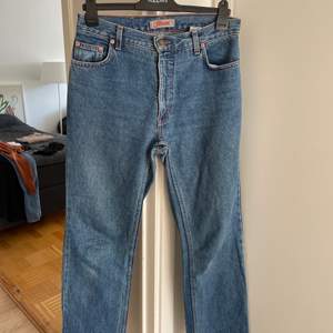 Ett par assnygga raka jeans som tyvärr inte passar längre, men de sitter jättesnyggt på. Är i storlek 32/32 och skulle säga att de passar någon som är S/en mindre M. 