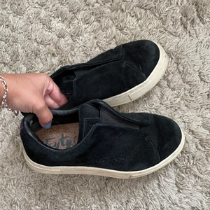 EYTYS DOJA - INTRESSEKOLL!💛 Funderar på att sälja mina svarta eytys i mocka modellen Doja pga använder inte längre, storlek 37❣️  BUDA FRÅN 800kr (spårbar frakt 99kr)