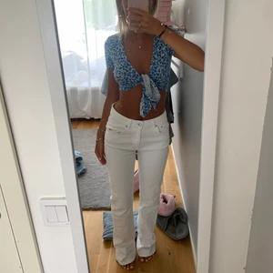 Jeans - ⚠️TRYCK EJ PÅ KÖP DIREKT⚠️ Jätte fina vita jeans som endas är använda 1 gång
