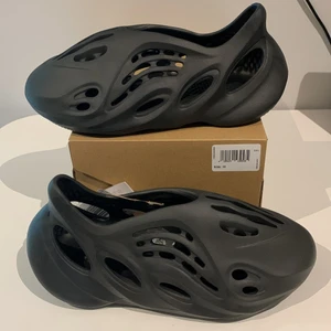 Yeezy foam runner - Yeezy foam runner onyx i herr storlek 44 1/2. Helt oanvända och nya. Kvitto finns. 