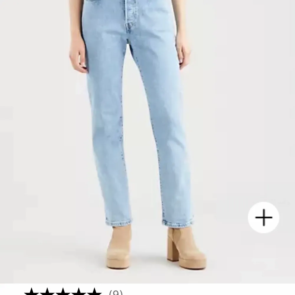 Ett par levisjeans som jag har använt 3-4 gånger då dom har blivit små. Det är sjukt snygga jeans! 999kr är ny priset. Men eftersom att dom är använda är mitt pris 550kr+59kr spårbarfrakt. Jeans & Byxor.