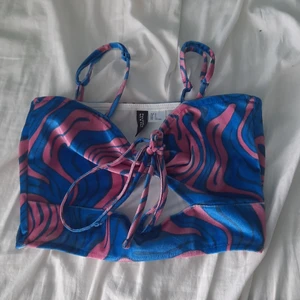 Blå rosa topp med mönster - Den här toppen är i bra skick. Säljer för att jag aldrig har använt den. Axlarna går att ändra och snörerna där framme går att knyta om☀️❤️