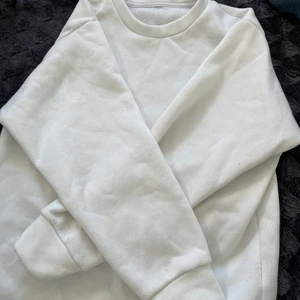 Vit tjock tröja - ÄLSKAR! Säljer för att den är inte min stil  tyvär, kan vara nopprig men har nopp maskin så det fixar jag har glömt och säga att allt kostar 0-200 plus frakt 