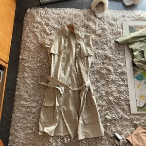 Lång väst  - Beige Knytbar t-shirt väst ish, lika lång som en klänning med fickor 