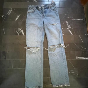 Zara jeans 36 - Jeans från zara i storlek 36. Aningen breda nertill och med hål på knäna, mod-waist.💙 Skriv till mig om du vill köpa direkt! Köparen står för frakten!