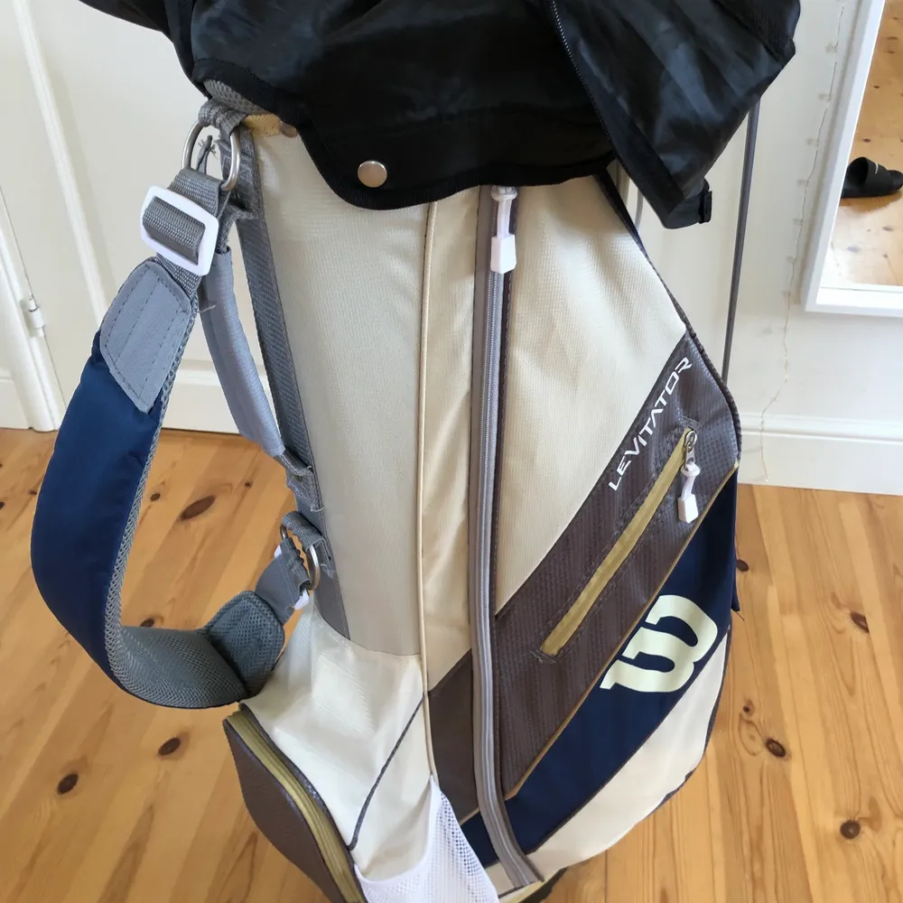 Säljer denna golfbag som är i bra skick från Wilson. 8-9/10 i skicket. Regnskydd för klubborna medföljer.. Övrigt.