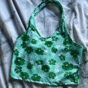 Blommig topp - Säljer en blommig grön topp från shein som inte kommit till användning tyvärr. Bara provat en enstaka gång, så den är som ny skick.  Kostar 30+frakt.