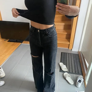 Zara jeans  - högmidjade jeans från zara, säljer eftersom de inte är min stil längre. Jättefina och jättebra skick pris kan diskuteras (inga skador) dma gärna för fler bilder:))