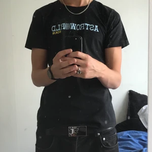 Travis scott astroworld t shirt - Clean svart vit röd astro world t shirt Tror ej den är äkta, är 193 så den sitter rätt så litet på mig men skulle säga att det är en s-m super fin, top kvalite och knappt använd