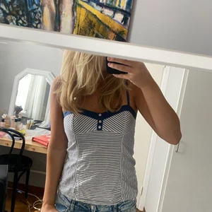 Randigt linne  - Supersött randigt linne. Säljer pga flytt utomlands. Går att få paketpris om man köper flera plagg, frakt ingår inte