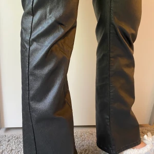 Vila skinnbyxor  - Raka svarta skinnimitation-byxor från vila i storlek s💗 är väl använda men börjar blir för små för mig, är lite korta för mig som är 171, jättefina💗säljer för 90kr+frakt👍 (ska kolla vad frakten är)