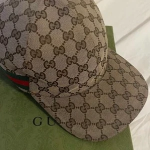 Gucci keps - Som ny Gucci keps använd sen april.  Den är ej skadad eller något och skicket är 9/10.  Allt som jag fick med medföljer till kloten inklusive kvitto och paket. Fastpris!!