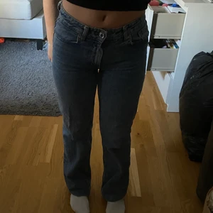 Zara midrise straight jeans - Zaras populära midrise straight jeans i storlek 34. Knappt använda. Uppvikta inåt (ca 1 dm) på bilderna för att passa mig som är 158 i längden.
