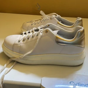 Asballa vita sneakers  - Ett par assnygga vita sneakers köpta på din sko men från märket depeche. Skorna är knappt använda och i nyskick. Storlek 41 men passar 39-40