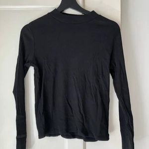 Monki tröja, strl M - Figurnära och stretchig tröja. Använd men i mycket fint skick. 97% bomull, 3% elastan. 