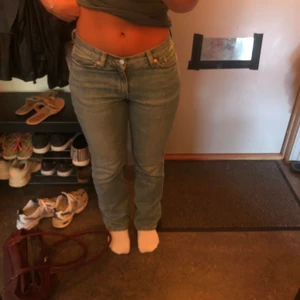 Weekday jeans - lågmidjade jeans från weekday i modellen TWIG säljer för att de blivit för små