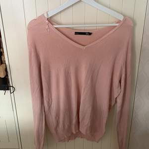 En rosa v-ringad tröja från Lager 157🙂 storlek L. Nästan oanvänd och i bra skick. 