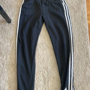 Addidas svarta mjukis byxor  - Svarta mjukis byxor det är en l men passar perfekt för en m också. Frakt ingår inte