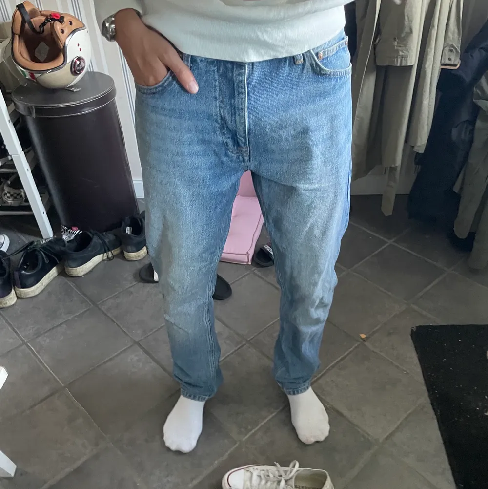 Blåa jeans från Dobber storlek W31 L32.  Säljer för gillar själv när dom är lite större medans dessa satt på bra på mig som är 180.  Bra skick och inga tydliga skador på plagget.  Skriv för fler bilder eller frågor!. Jeans & Byxor.
