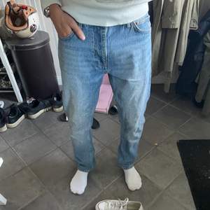 Blåa jeans från Dobber storlek W31 L32.  Säljer för gillar själv när dom är lite större medans dessa satt på bra på mig som är 180.  Bra skick och inga tydliga skador på plagget.  Skriv för fler bilder eller frågor!