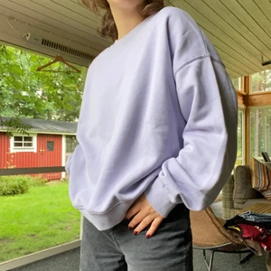 LINDEX SWEATSHIRT  - Säljer denna lindex sweatshirt då den bara blivit använd runt 2-3 gånger. Den är i nyskick. Den är också ganska kort