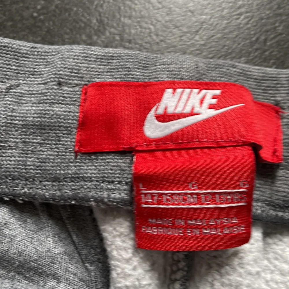 Gråa Nike mjukis som har ett litet hål i bakdelen men pris kan diskuteras😁. Jeans & Byxor.