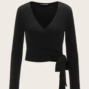 Säljer min fina urringade svarta tröja! Kom tyvärr inte till användning. Köpte för 150kr och säljer för 100kr!