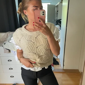 Väst - Fin beige väst i storlek M från Soaked. Köparen står för frakt. 