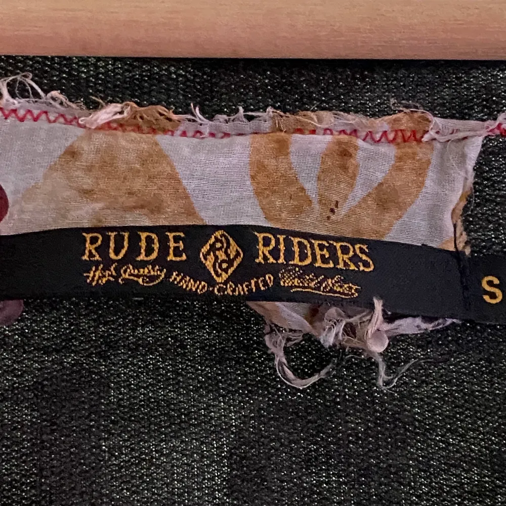 Säljer denna aldrig använda RUDE RIDERS tröjan. . Tröjor & Koftor.