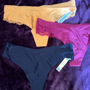 Helt nya trosor.  - Såklart oanvända, lapparna är kvar på alla trosor. Spets bak & sånt skönt silkes framtill, ni förstår vad jag menar. Lite oklara färger när jag använde blixt, dem är riktigt fina, mörkare senapsgula är dem, inte kalla alls i färgen.  100kr för alla 3!