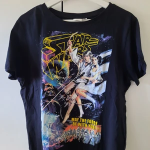 Star wars tröja - Mysig star wars tröja till ett fän där ute🚀Tröjan är också  i ny skick :) 