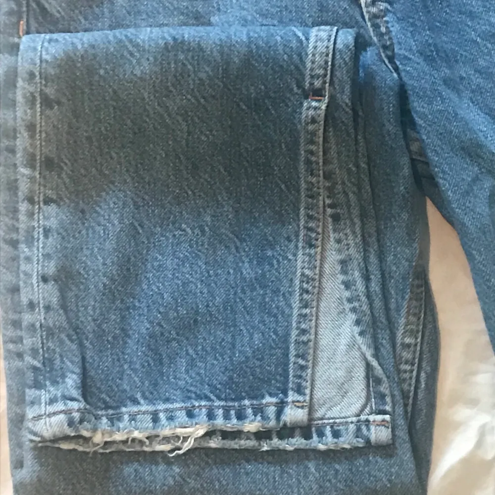 Ett par mom jeans fråg Gina tricot i storlek 32. De väldigt fint skick och säljes pågrund av att de är förkorta. Mått i midja: 70cm. Längd: 94 cm.. Jeans & Byxor.